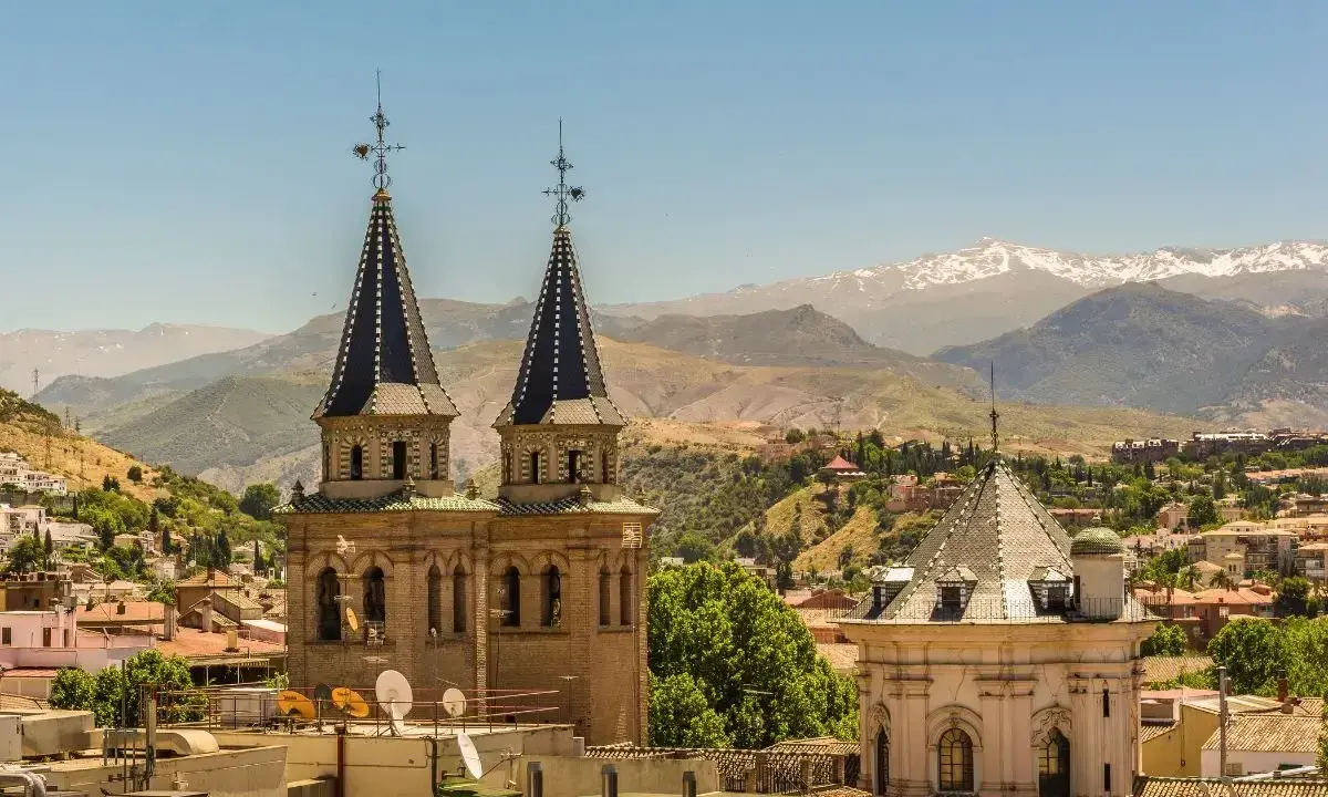 Granada: Descubre sus imprescindibles para un viaje inolvidable