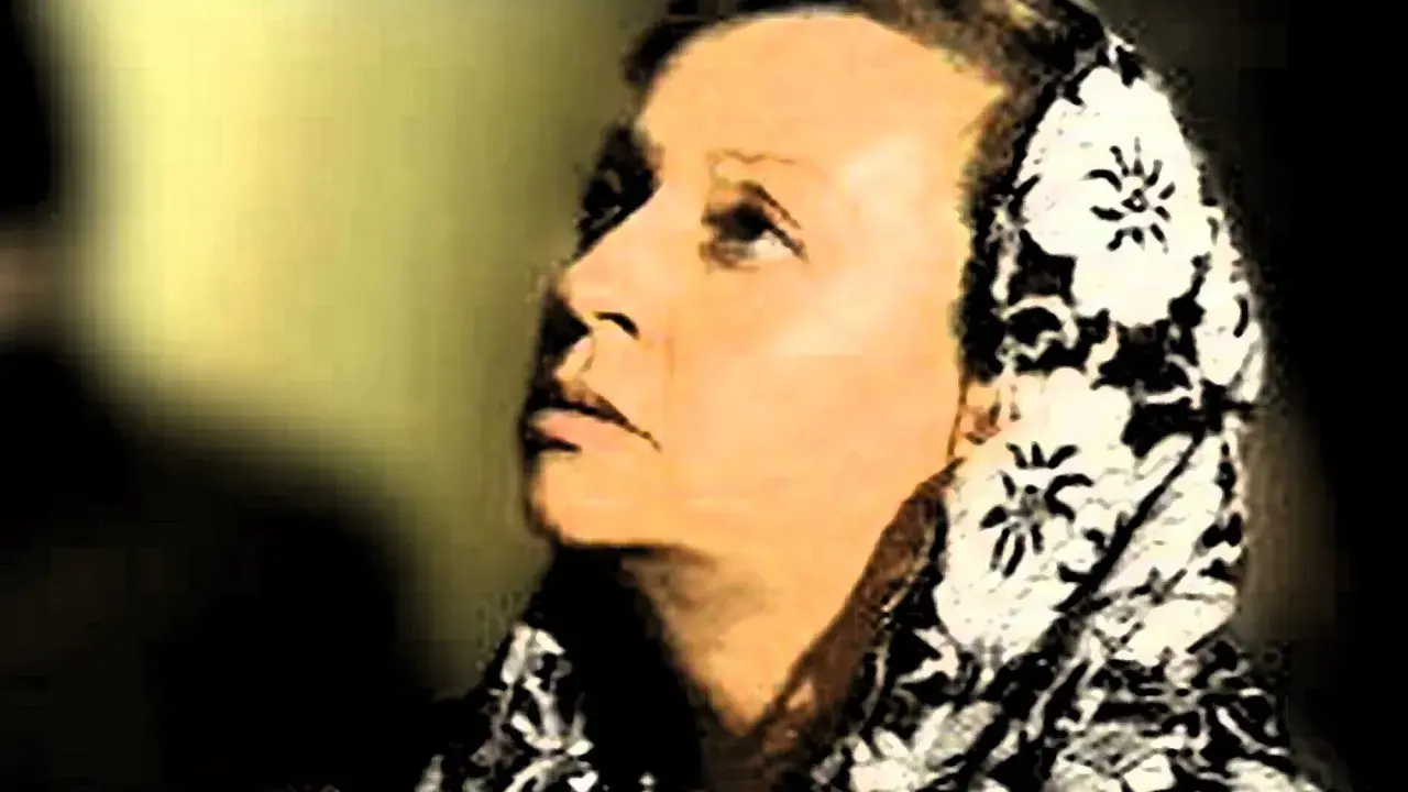 Portret Catalina Rivas w chuście w kwiaty, zamyślona, spogląda w górę.