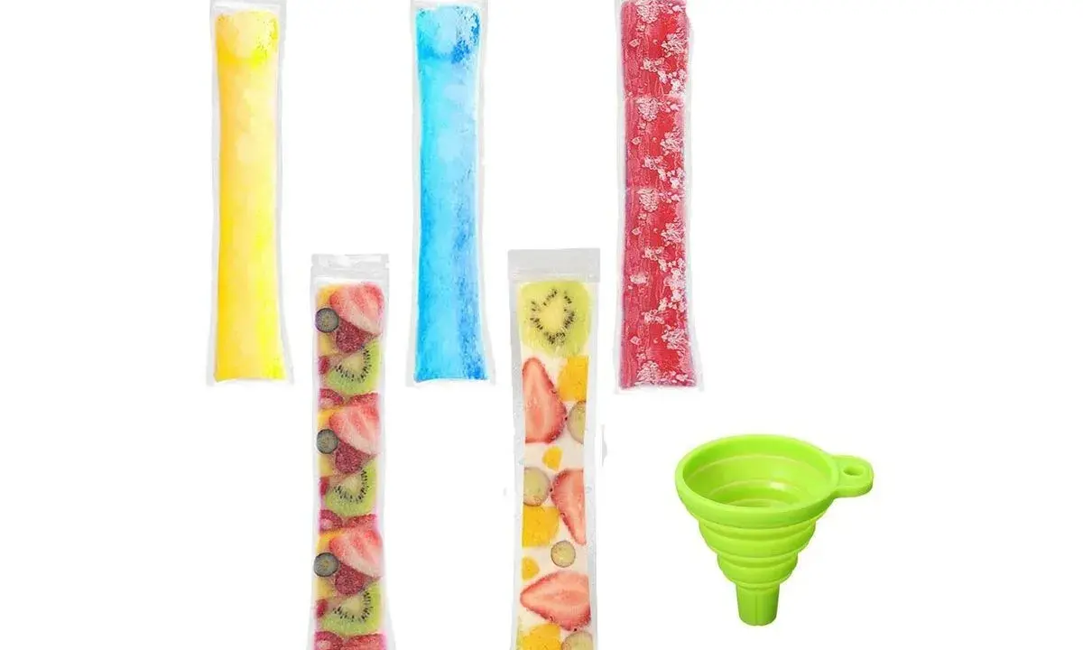 Cinco bolsas para helado flash: una amarilla, una azul, una roja y dos con trozos de fruta. Un embudo verde.