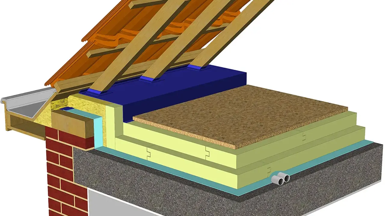 Coupe d'un toit montrant la structure, les tuiles, et l'isolation du plancher grenier avec plusieurs couches isolantes.