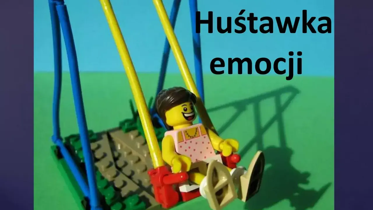 Figurka z klocków na huśtawce, symbolizująca niestabilność emocjonalną.