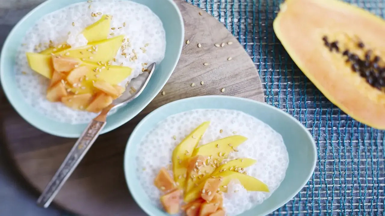 Douceur tropicale : tapioca au lait de coco, garni de mangue et papaye, parsemé de graines de sésame.