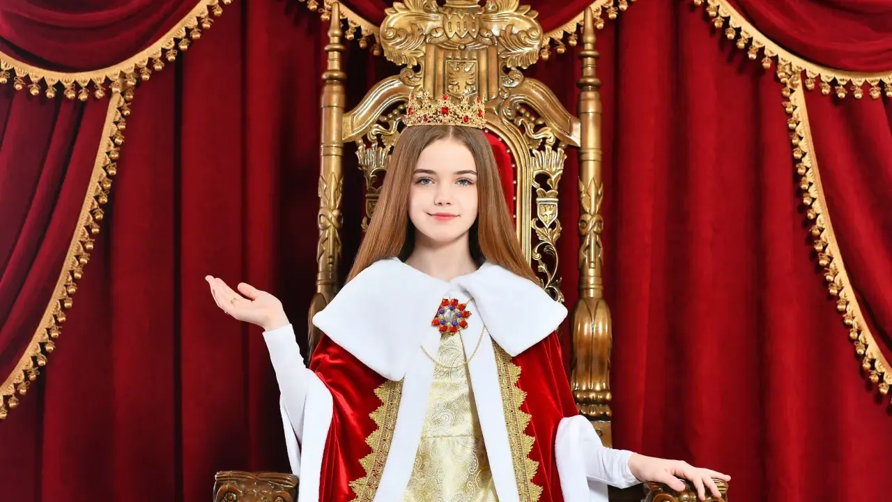Łatwy strój świętego dla dziecka? Zrób to sam na Bal Wszystkich Świętych!