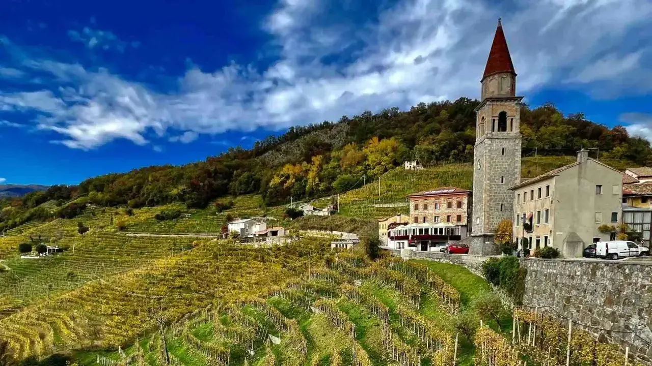 Le colline del Prosecco offrono panorami mozzafiato con vigneti a terrazze, un campanile antico e borghi pittoreschi. Cosa vedere in questo paesaggio incantevole.