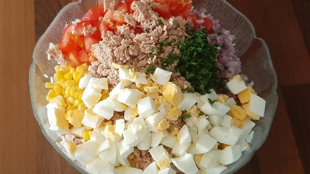 Salade de thon au riz : les secrets d'une recette aérée et savoureuse