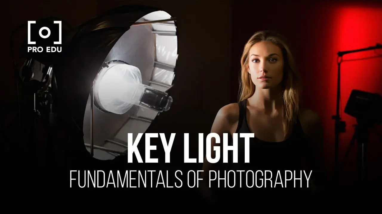 Modelo posa bajo luz de estudio, aprendiendo sobre iluminación clave. Fotos inspiradoras para fotógrafos.