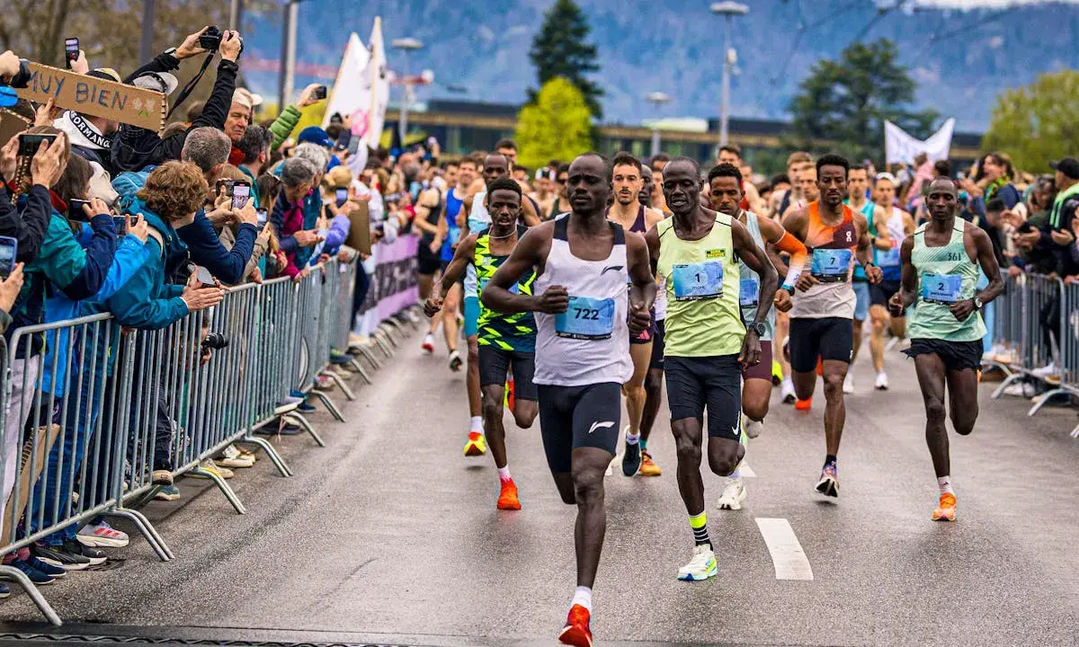 Läufer im Vordergrund einer Marathon-Geschichte, Zuschauer feuern sie an.