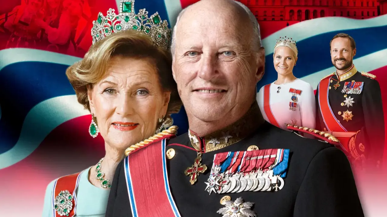 Kung Haralds ålder syns i hans vänliga leende. Han står med drottning Sonja, kronprins Haakon och kronprinsessan Mette-Marit framför norska flaggan och slottet.
