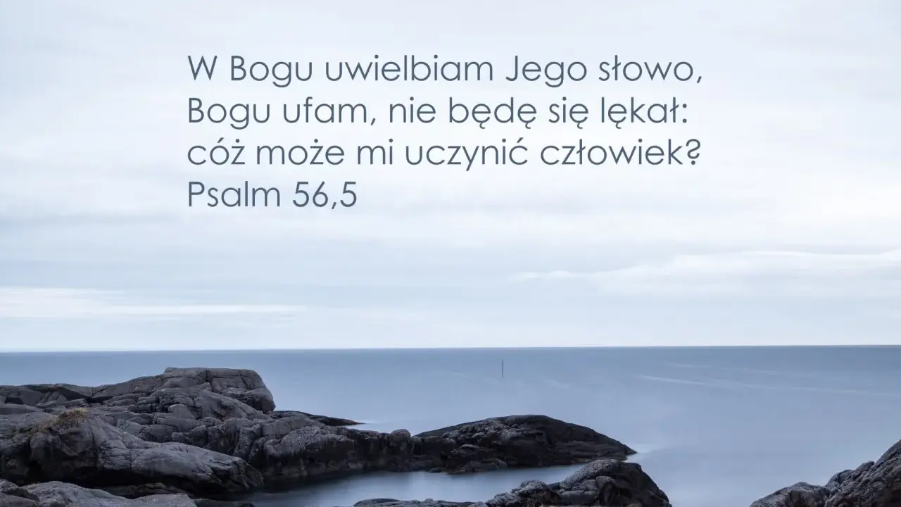 Kamieniste wybrzeże i spokojne morze. Tekst: "W Bogu uwielbiam Jego słowo, Bogu ufam, nie będę się lękał: cóż może mi uczynić człowiek? Psalm 56,5".