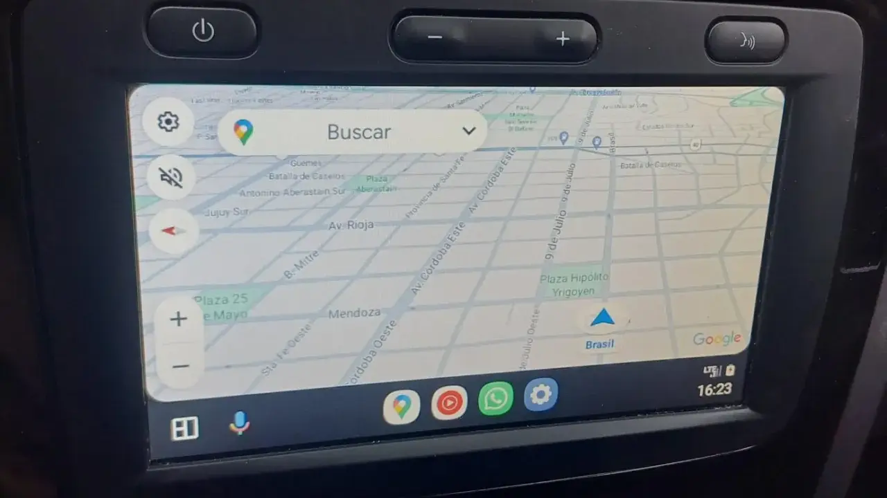 Pantalla de navegación de un coche con Google Maps. La evolución de la media nav permite ver el mapa y acceder a apps como WhatsApp.