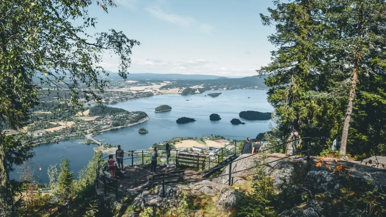 Widok z punktu widokowego w **Oslo park** na spokojną zatokę z licznymi wysepkami i miasteczkiem w oddali.