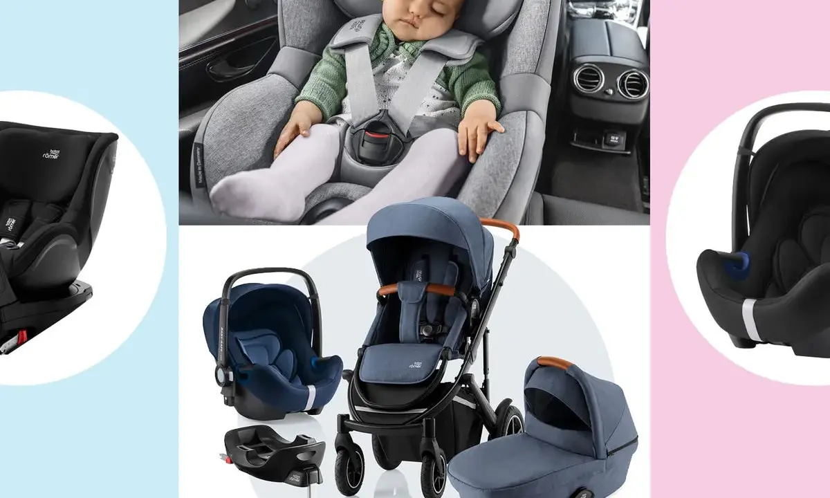 Bebé durmiendo en un asiento de coche, junto a varios tipos silla coche bebe y un cochecito.