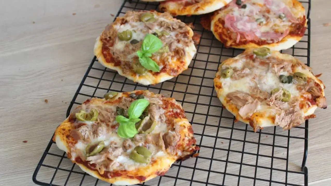 Mini pizze z tuńczykiem i oliwkami, idealne na szybką przekąskę. Ten najlepsza pizza przepis jest prosty i pyszny!