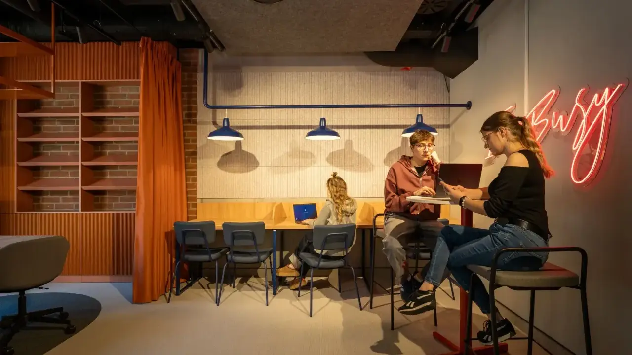 Studenci odbywają praktyki zawodowe w nowoczesnym biurze.