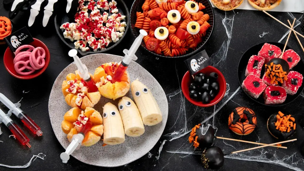 Gruselige Halloween Snacks: Frucht-Geister, Popcorn-Blut, Spinnennetz-Donuts und mehr. Perfekt für eine schaurig-schöne Party!