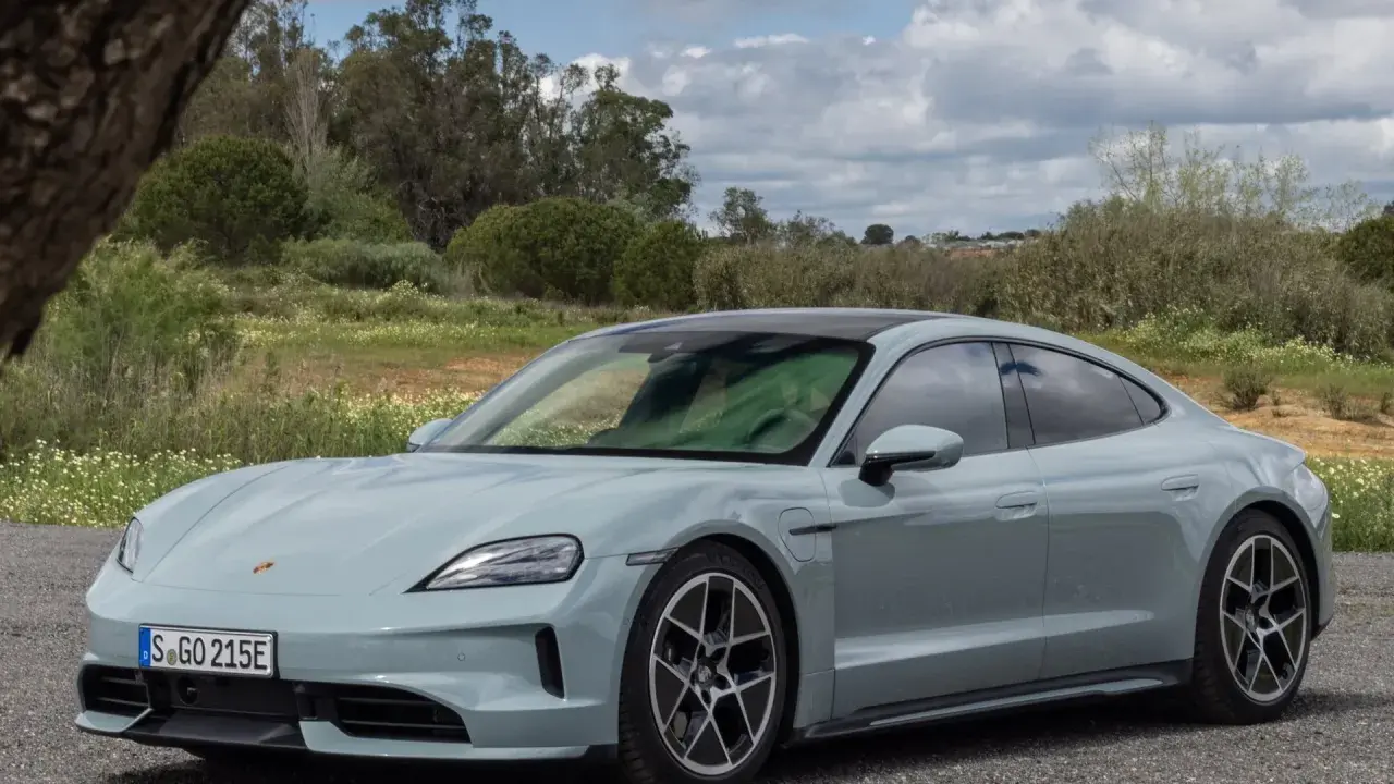 Grauer Porsche Taycan mit sportlichen Felgen, bereit für die nächste Fahrt. Die Porsche Taycan technische Daten versprechen Leistung und Effizienz.