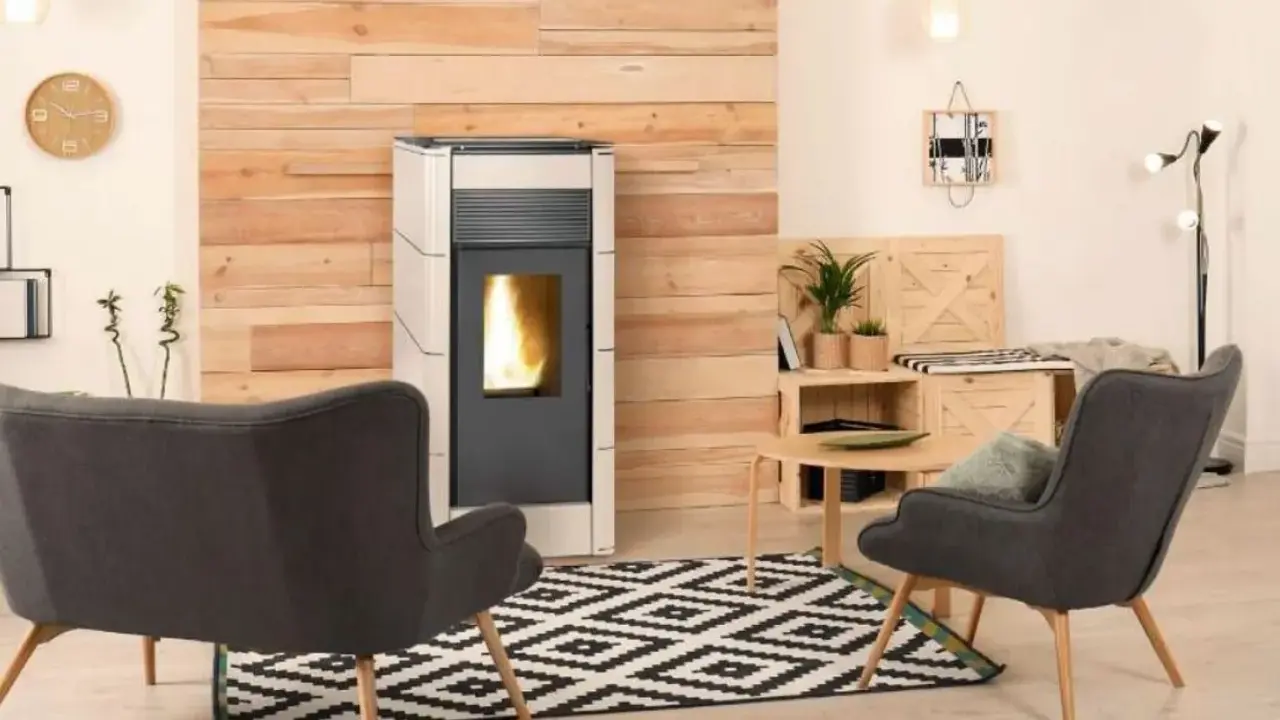 Estufa de pellet encendida manualmente, creando un ambiente acogedor en el salón.