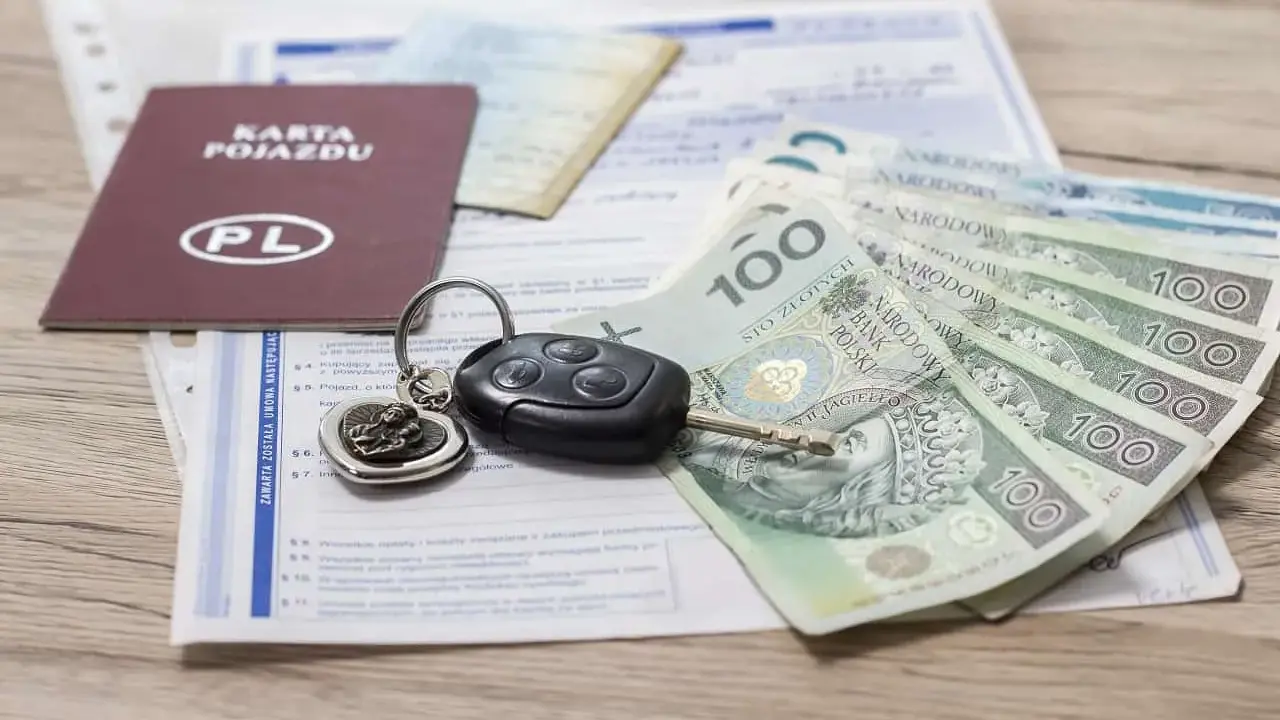 Karta pojazdu, kluczyki i pieniądze – komplet dokumentów i środków na zakup lub sprzedaż samochodu.