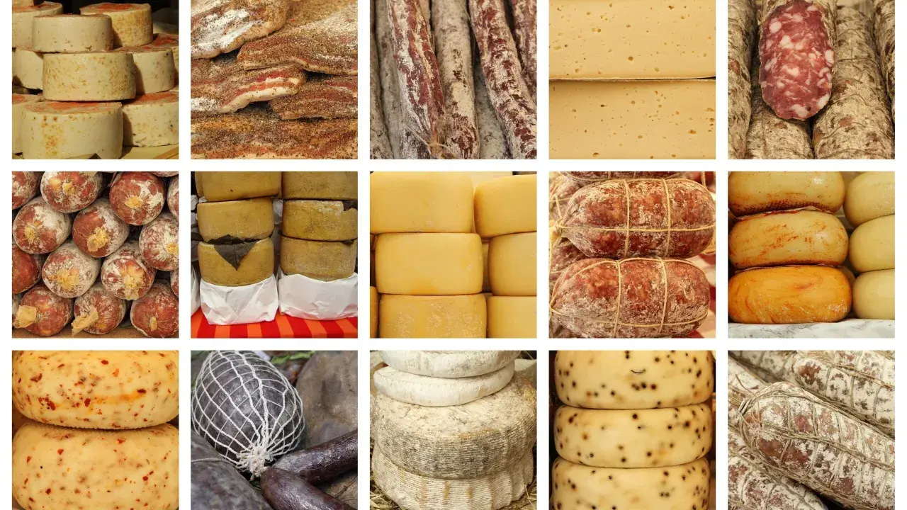 Selezione di formaggi e salumi, un tripudio di prodotti tipici toscani.