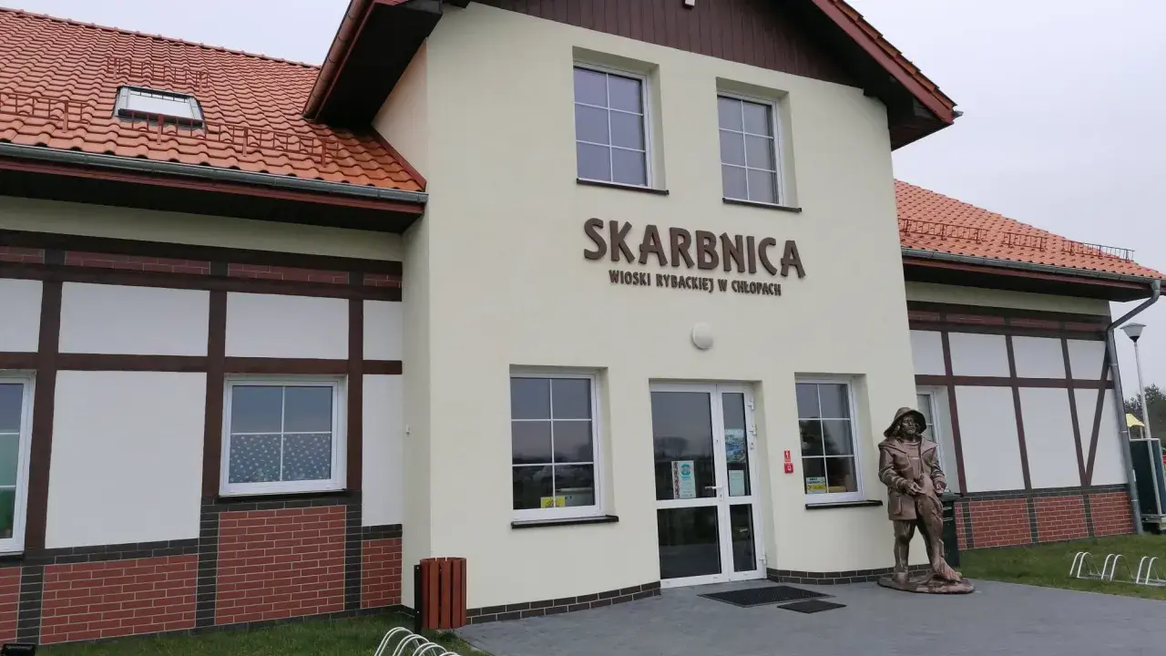 Skarbnica w Chłopach to świetne miejsce, by dowiedzieć się, co robić w Mielnie gdy pada deszcz.