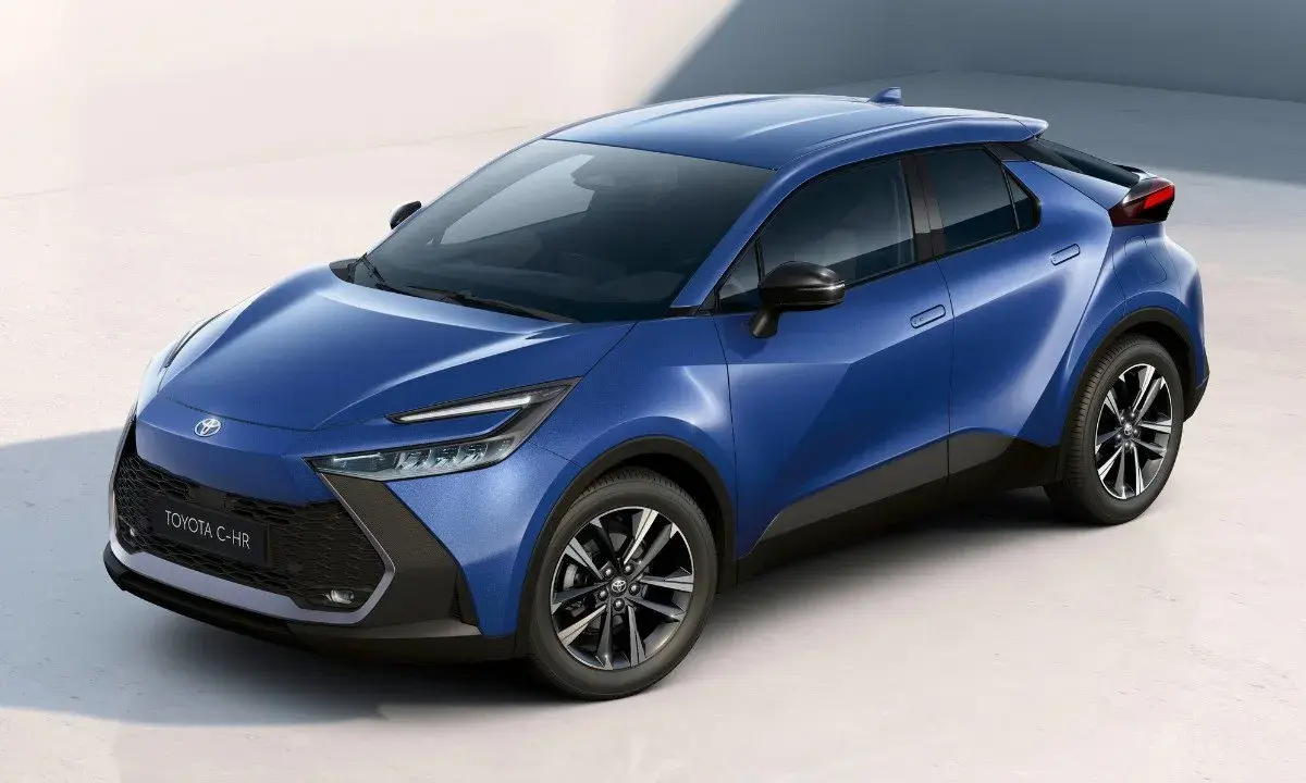 Un elegante Toyota C-HR 2026 azul eléctrico, con líneas futuristas y un diseño deportivo, listo para conquistar las calles.