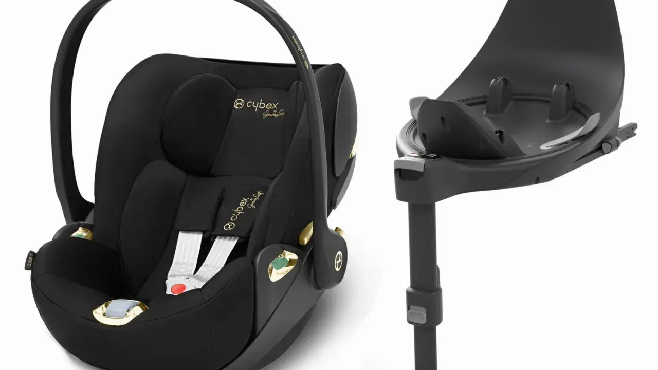 Elegancki czarny fotelik samochodowy Cybex z bazą Isofix. Złote detale dodają luksusu.