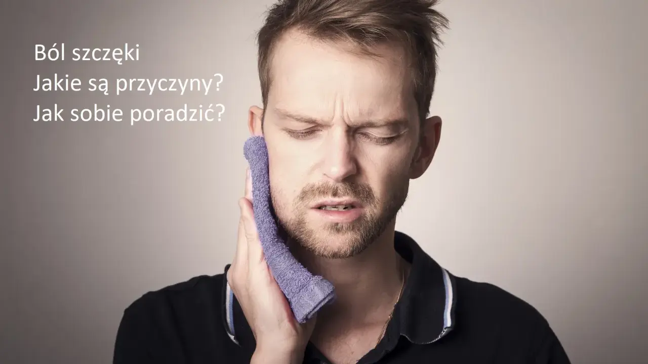 Mężczyzna z bólem szczęki przykłada zimny okład. Tekst informuje o przyczynach i sposobach radzenia sobie z tym problemem.