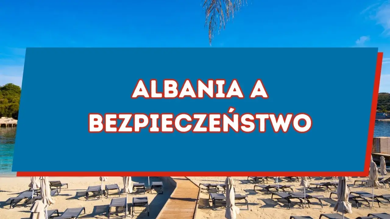 Plaża w Albanii z leżakami i parasolami, błękitne niebo i morze.