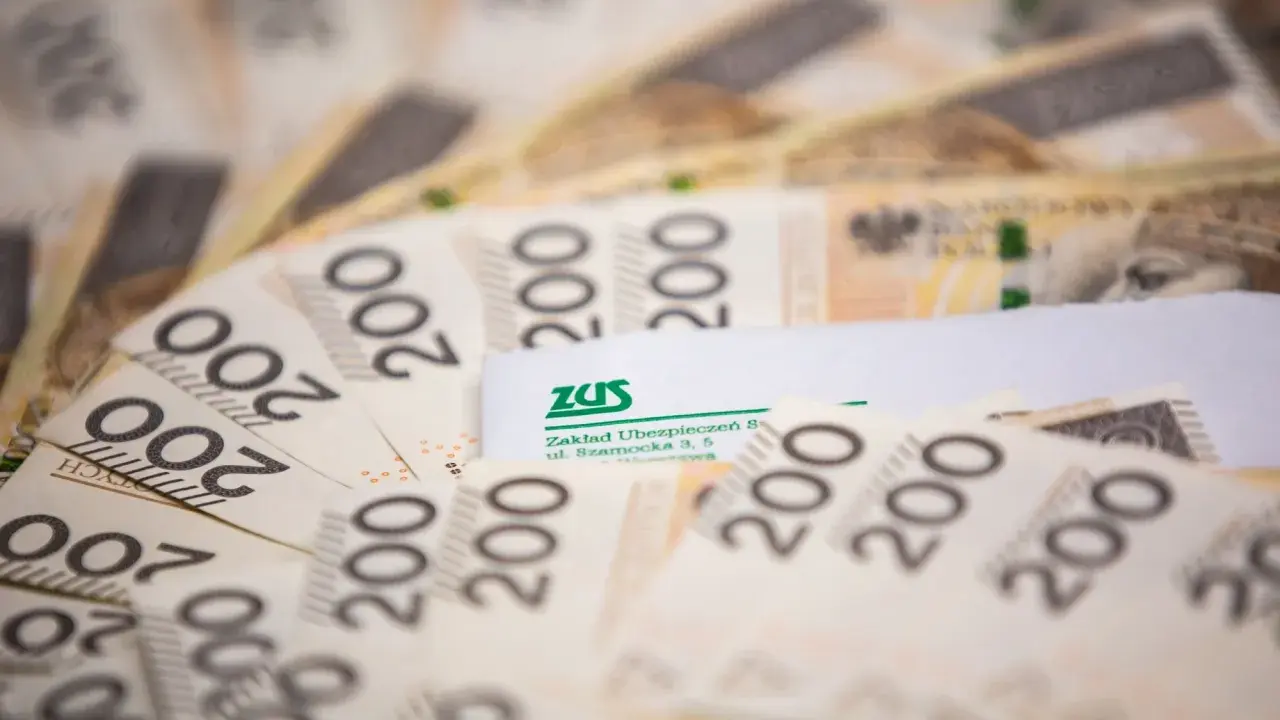 Polskie banknoty 200 zł i dokument ZUS. Ilustracja do przykładów przeliczenia emerytury kapitałowej na emeryturę powszechną.