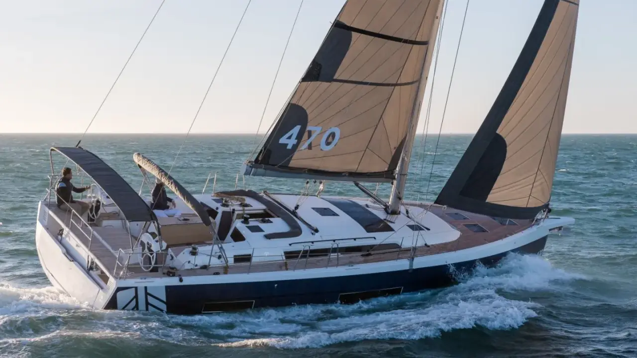 Voilier Dufour 470 en pleine navigation, voiles noires et blanches portant le numéro 470.