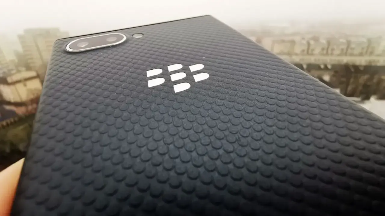 Tył najnowszego blackberry z charakterystycznym logo i teksturą.