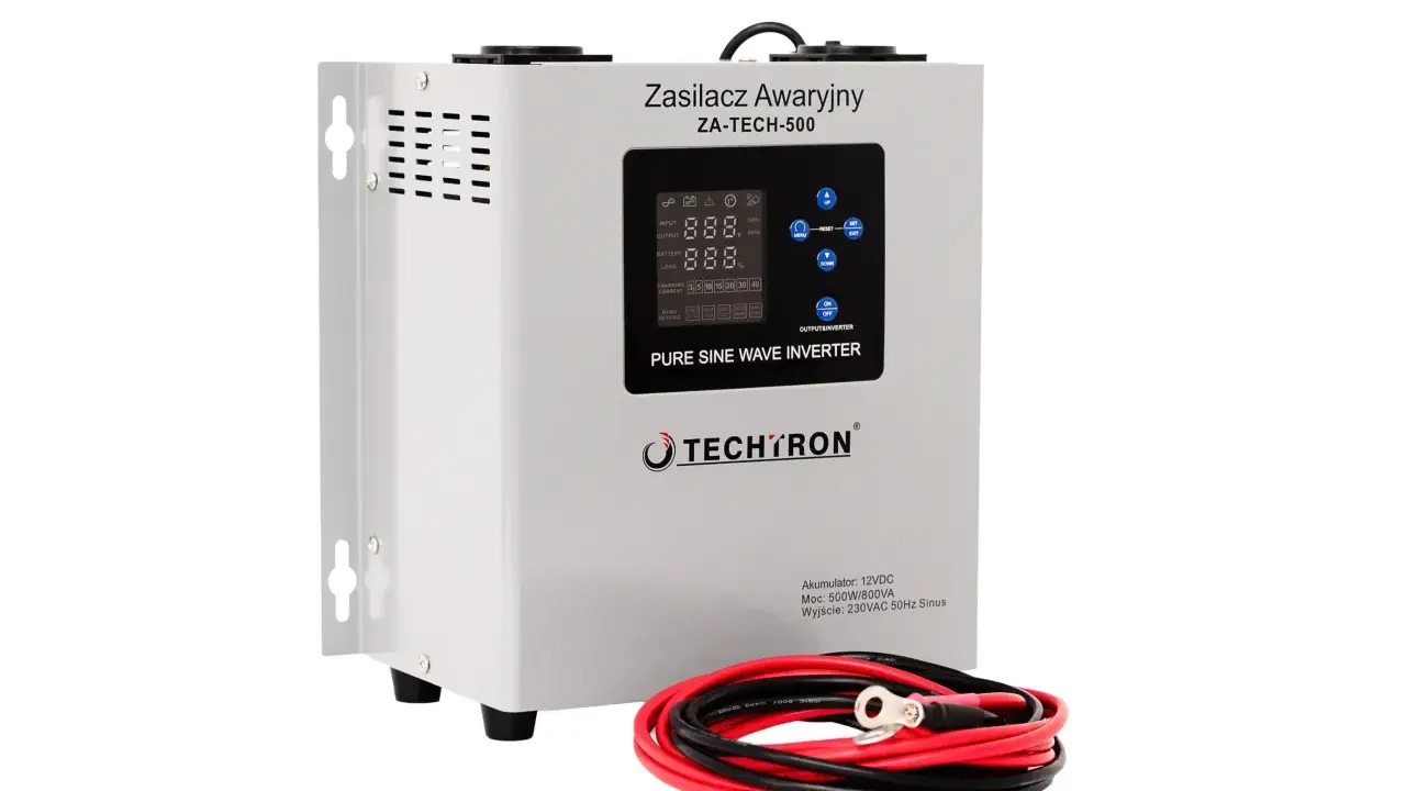 Zasilacz awaryjny TECHTRON ZA-TECH-500, model w trakcie testowania, z wyświetlaczem i przewodami.