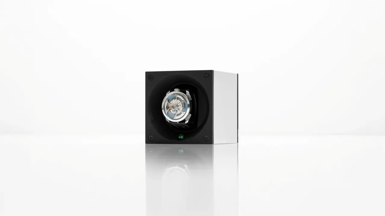 Caricatore automatico per orologi con movimento a vista. Scopri come caricare orologio automatico con questo elegante accessorio.