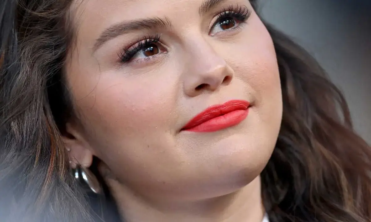 Un regard captivant avec des cils longs et volumineux, une inspiration pour savoir comment avoir de long cils. Lèvres rouge corail.