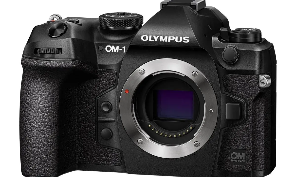 Czarny aparat OM SYSTEM OM-1 z obiektywem.