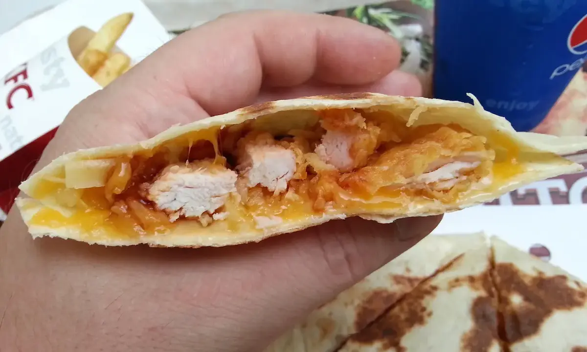 Qurrito KFC z kurczakiem i serem, idealny na szybki posiłek. Ciekawe, ile ma kcal.