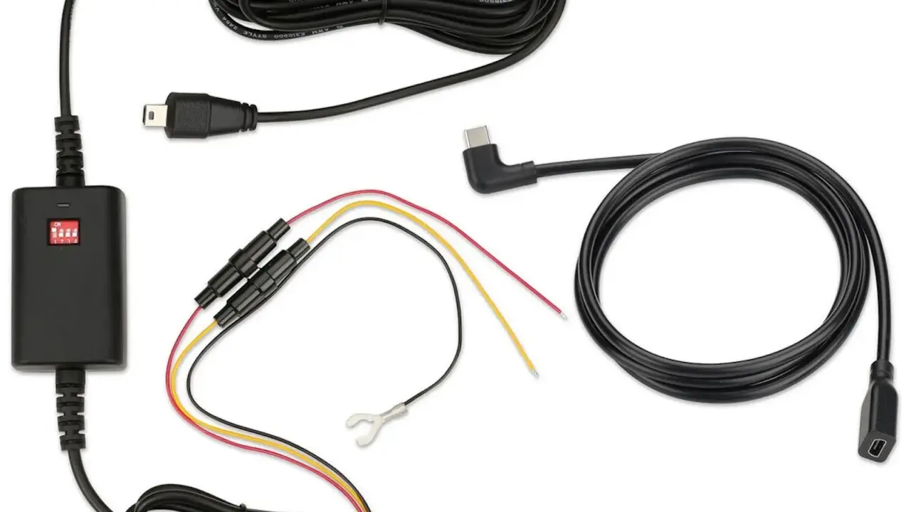 Zestaw kabli do kamery samochodowej. Zastanawiasz się, czy kamera samochodowa może rozładować akumulator? Ten zestaw zawiera moduł zasilania i różne kable.