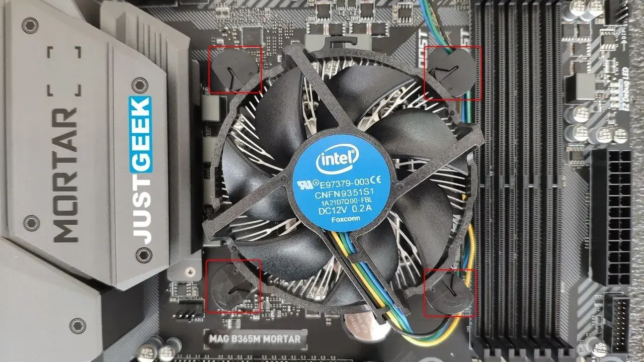 Ventirad Intel fixé sur une carte mère MSI MAG B365M MORTAR, prêt pour le montage PC.