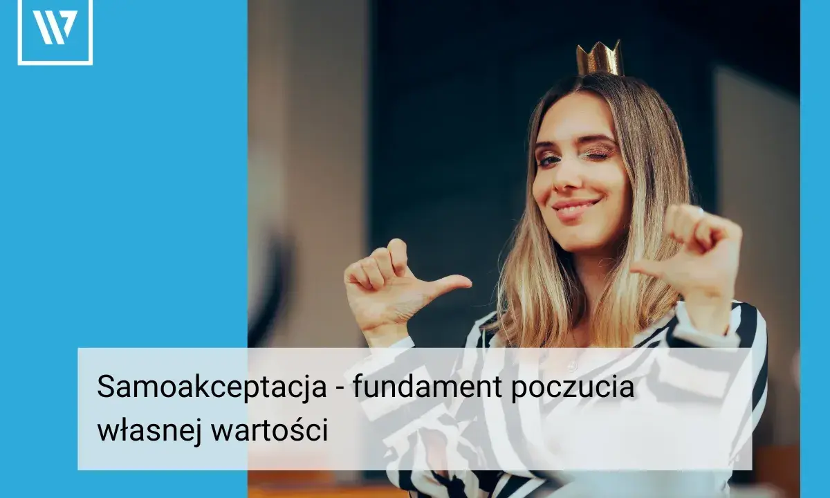 Uśmiechnięta kobieta w koronie, pewna siebie, pokazuje gestem, że jest osobą wartościową.