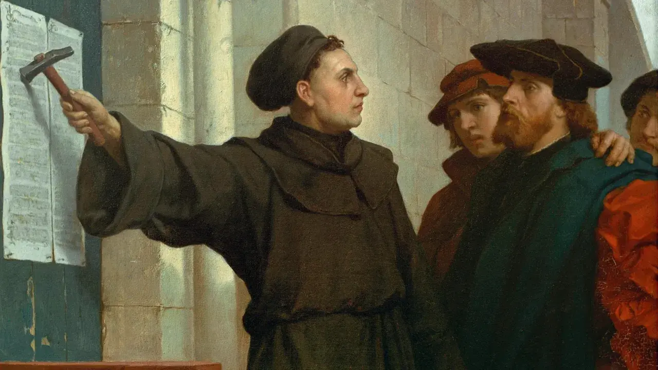 Martin Luther nagelt seine Thesen an die Tür. Ein Mann mit Hammer und Mönchskutte, umgeben von neugierigen Zuhörern. Martin Luther Infos.