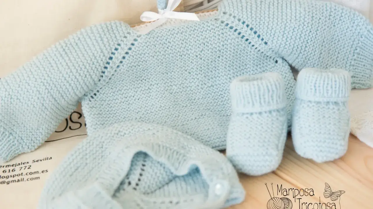 Conjunto de lana azul claro para bebé: jersey, gorrito y patucos. Perfectos patrones punto bebe para un recién nacido.