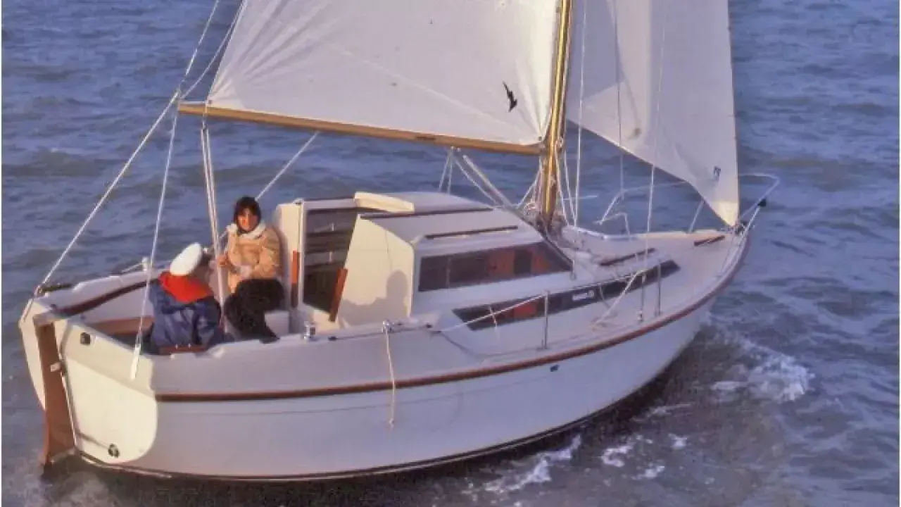 Voile blanche sur un voilier blanc, deux personnes à bord. L'évasion 34 avis, une belle journée en mer.