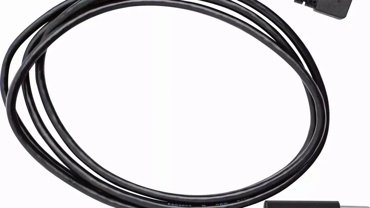 Czarny kabel AWM z wtyczką USB i kątową wtyczką Micro USB. Służy do ładowania i przesyłu danych.