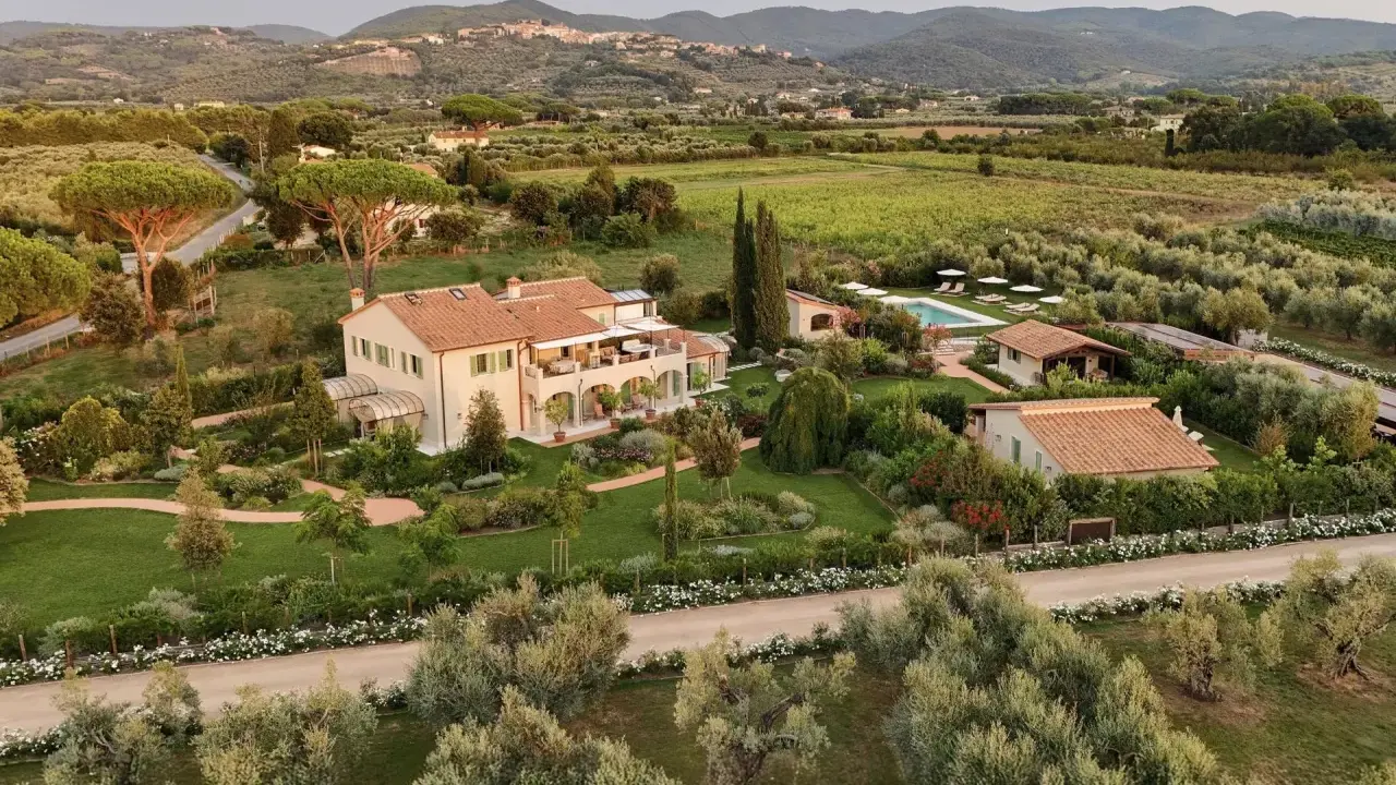 Incantevole masseria in Toscana, con piscina, giardini curati e uliveti, immersa nel verde delle colline.