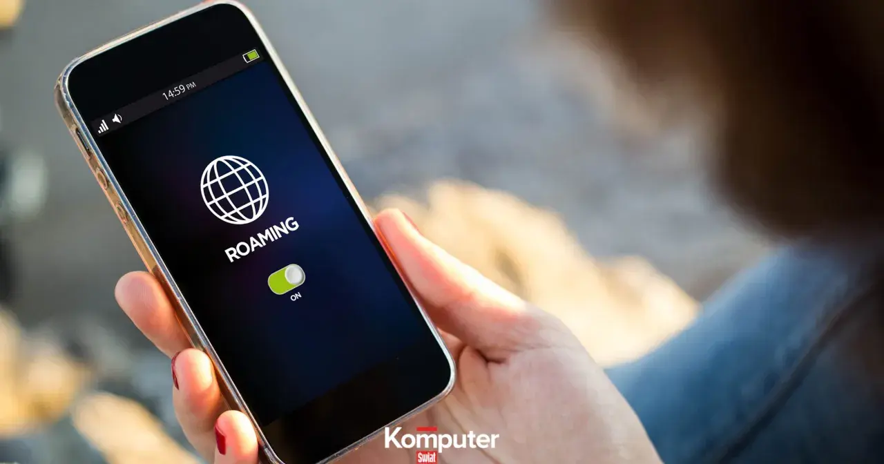Dłoń trzyma smartfon z włączonym roamingiem. Czy w Norwegii jest roaming? Tak, z tym ustawieniem możesz być online.