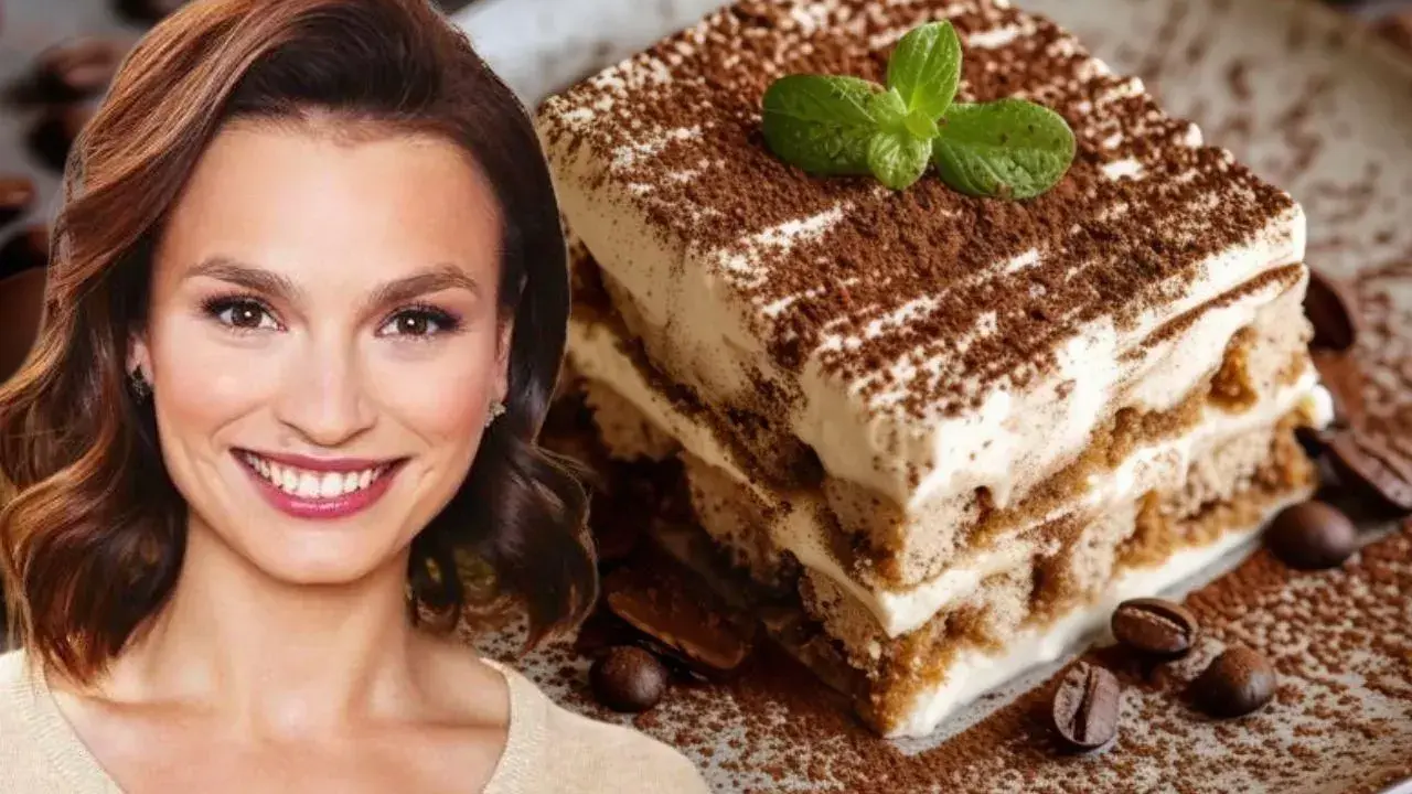 Uśmiechnięta kobieta obok pysznego tiramisu bez alkoholu, posypanego kakao i z listkiem mięty.