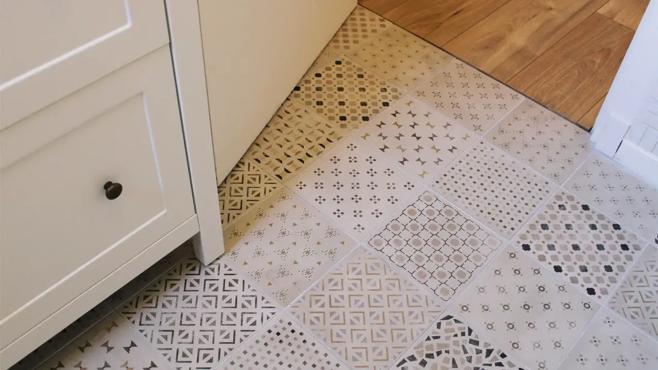 Piękne płytki patchwork łazienka aranżacje. Różnorodne wzory tworzą unikalną mozaikę na podłodze, dodając charakteru wnętrzu.