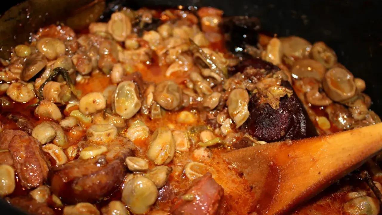 Un reconfortante plato de faves a la catalana, con habas tiernas, trozos de butifarra y un rico sofrito.