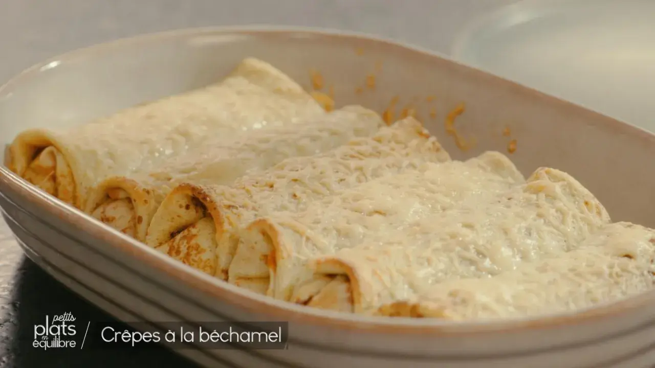 Crêpes à la béchamel gratinées, dorées et appétissantes, prêtes à être dégustées dans un plat en céramique.
