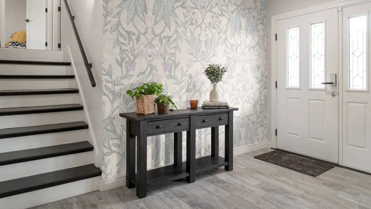 Hall med trappa och en konsol med växter. Vacker morris tapet inspiration med blommor och bladverk.